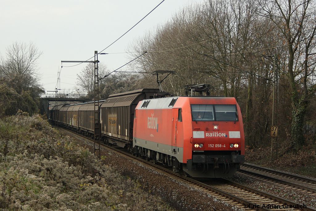 152 058 mit einem G�terzug am 20.11. in Ahlten.