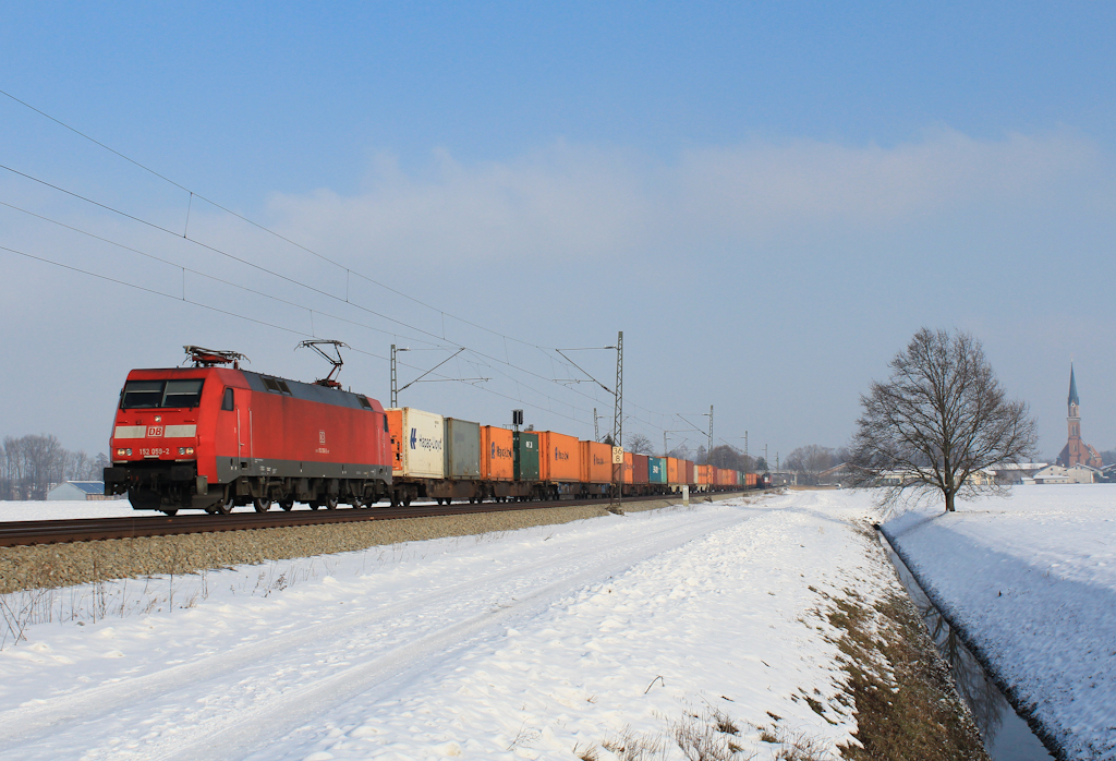 152 059-2 mit einem Container-Zug auf dem Weg nach Mnchen. Aufgenommen am 26. Januar bei bersee.