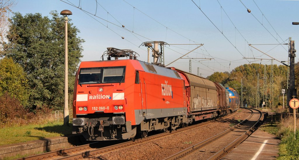 152 060-0 mit einem gemischten Güterzug durch Leißling in Richtung Naumburg/S. 15.10.11
