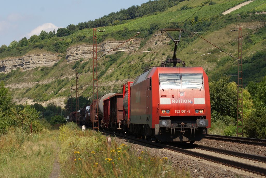 152 061-8 mit einem gemischten Gterzug in Thngersheim am 31.07.2010