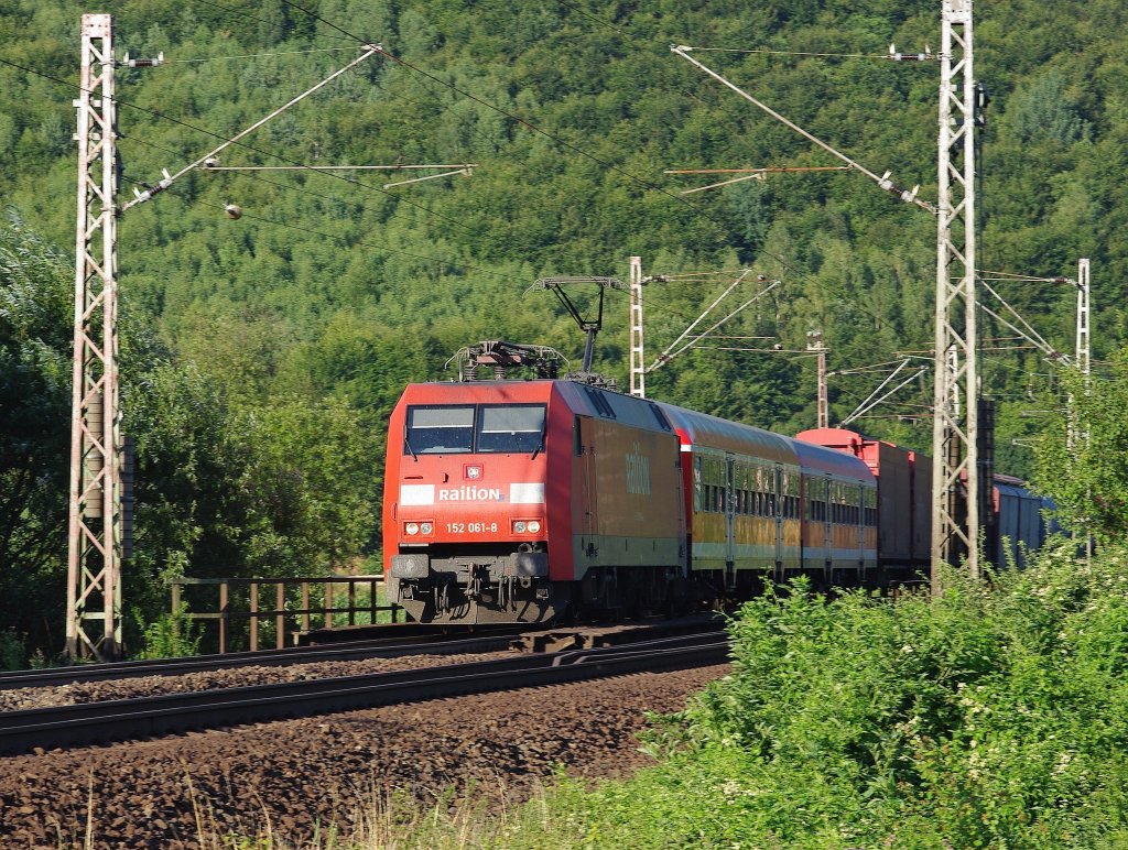 152 061-8 zieht ihren Gz in Richtung Hannover. Ganz vorn am Zug sind noch zwei, wohl frisch untersuchte Nahverkehrswagen. Aufgenommen am 20.07.2010 bei Freden(Leine).