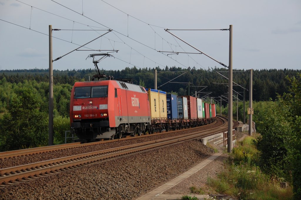 152 064-2 hat mit ihrem Containerzug die Egge mit Hilfe des Eggetunnels berwunden und rollt nun bei Asseln auf Altenbeken zu, 05.08.2012.