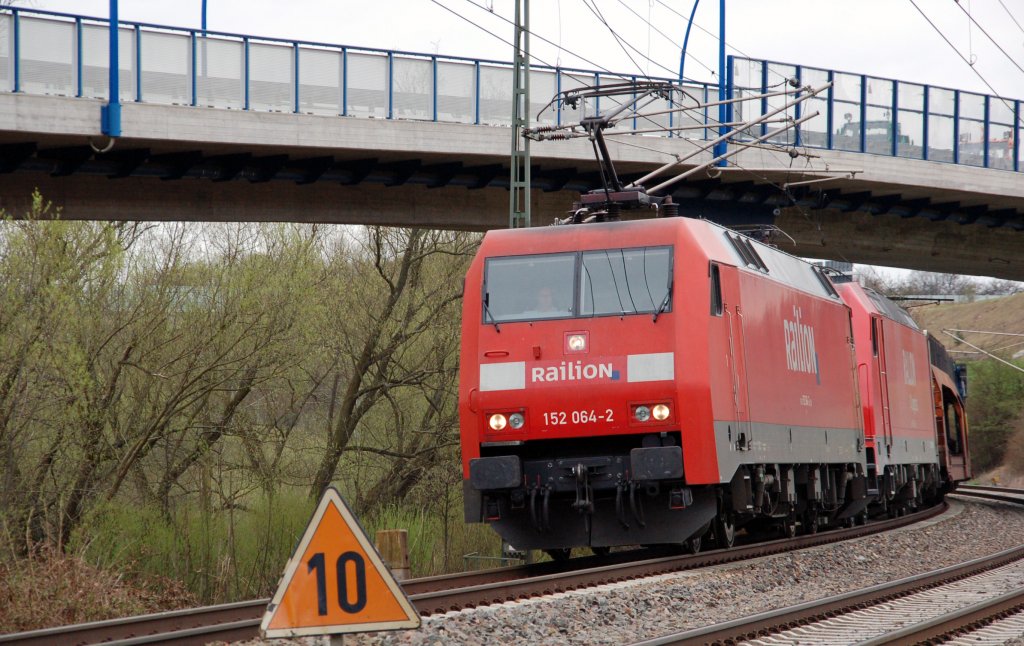 152 064 und eine abgebgelte BR 185 ziehen am 10.04.10 einen Gz aus Richtung Saalfeld kommend durch Gschwitz.