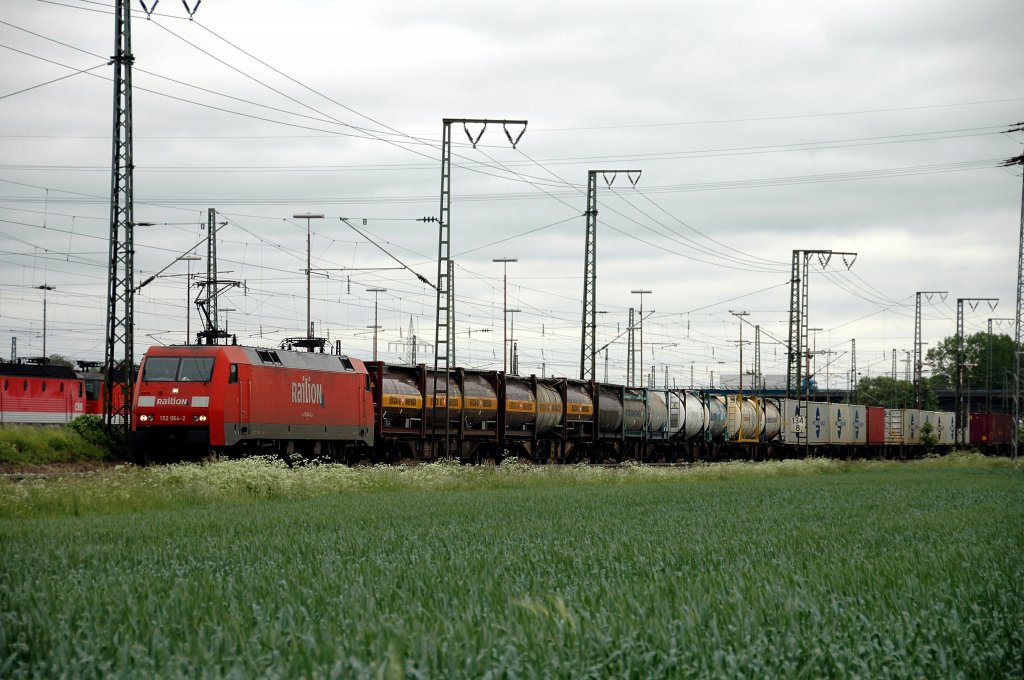 152 064 am 02.06.2010 bei der Durchfahrt durch Regensburg Ost.
