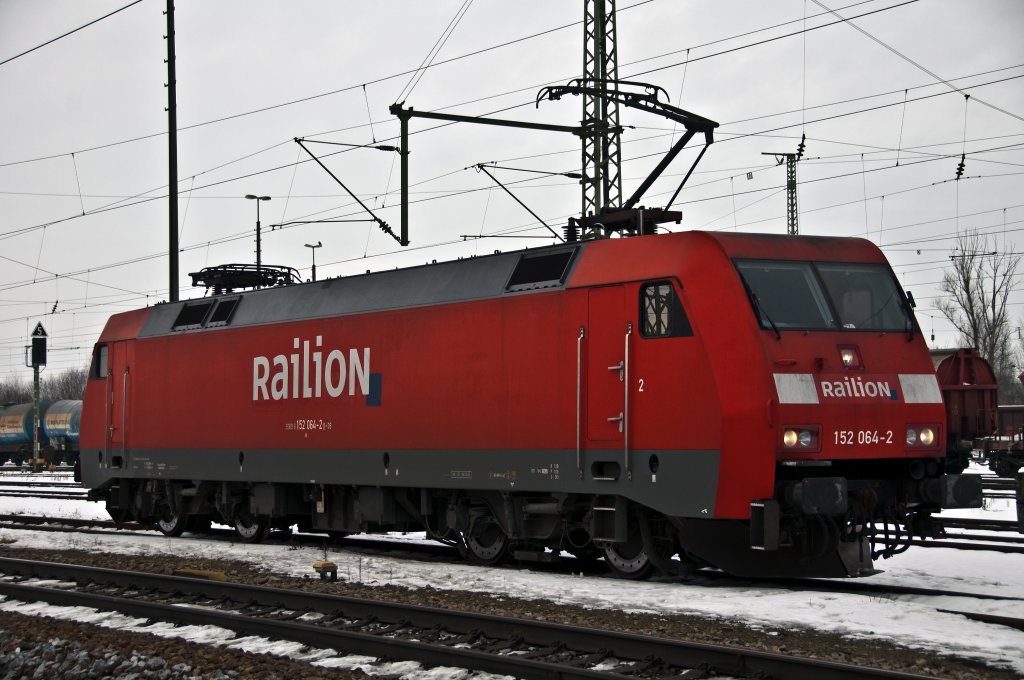 152 064 wartet am 21.12.10 in Plattling auf Arbeit.