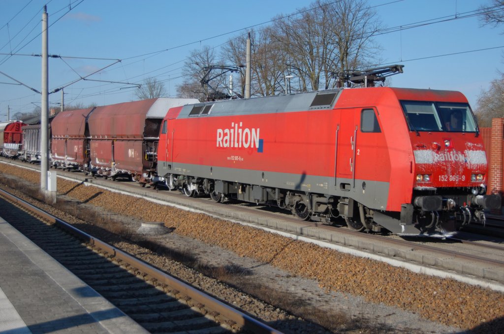 152 065-9 leicht vereist mit einem gemischten Gterzug in Rathenow. 06.03.2010