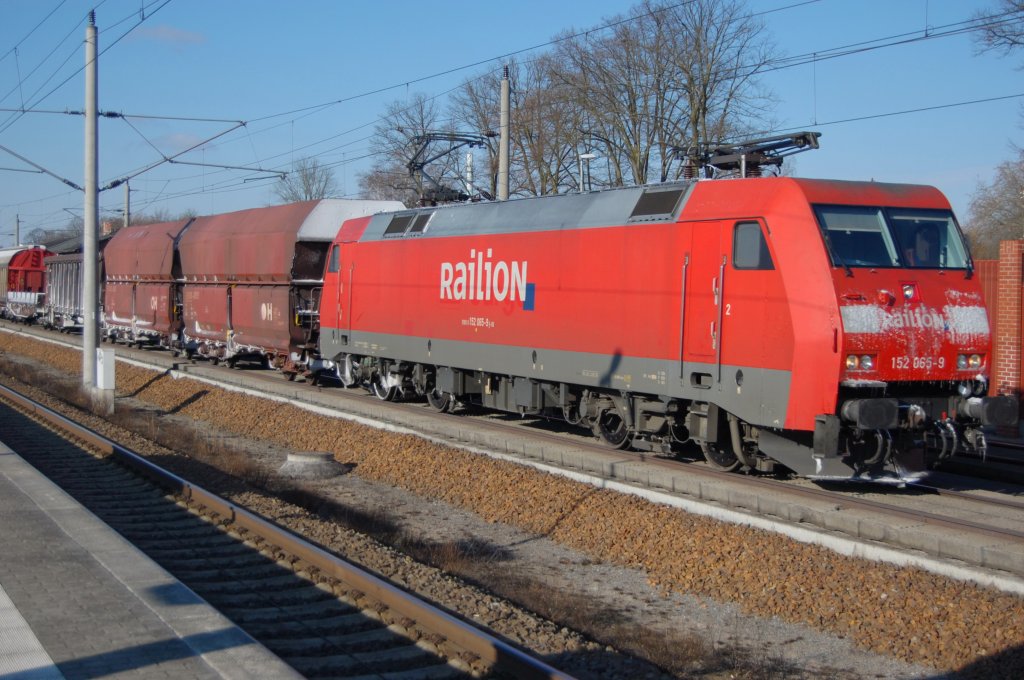 152 065-9 leicht vereist mit einem gemischten G�terzug in Rathenow. 06.03.2010