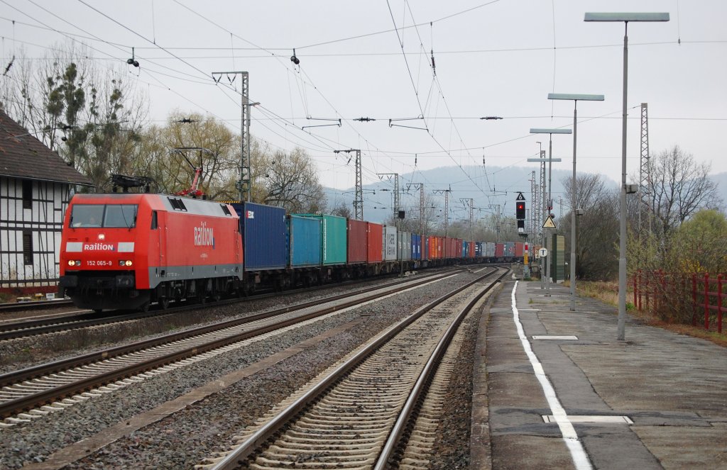 152 065-9 mit Containern am 04.04.2012 in Kreiensen