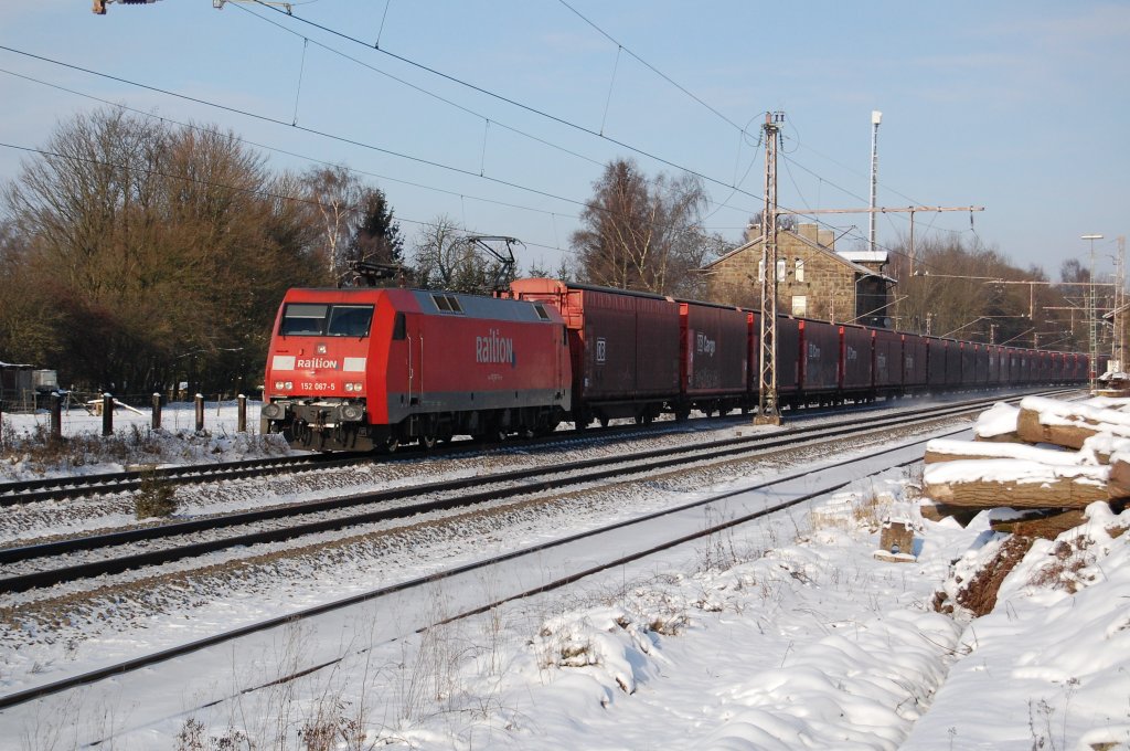 152 067-5 durchfuhr mit einer langen Schlange bestehen aus  roten Schachteln  den ehem. Bahnhof Buke, 04.12.2010.