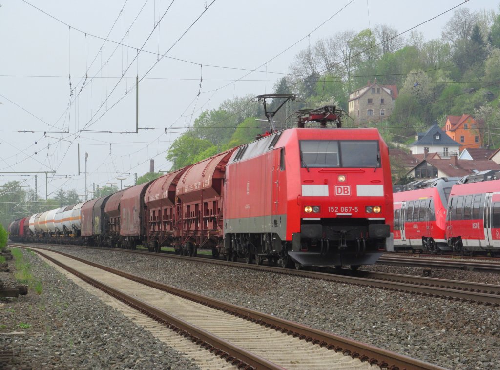 152 067-5 zieht am 07. Mai 2013 einen gemischten Gterzug durch Kronach in Richtung Saalfeld.