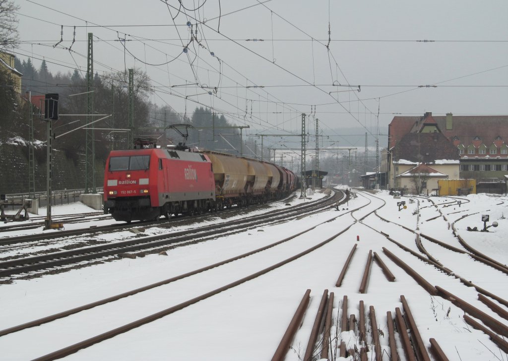 152 067-5 zieht am 12. Februar 2013 einen gemischten Gterzug durch Kronach.