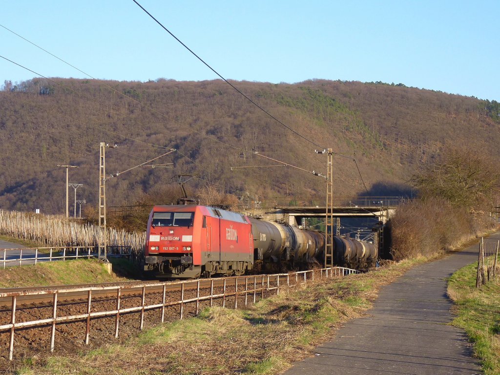 152 067 am 7.3.11 mit einem Kesselwagenzug in Winningen.