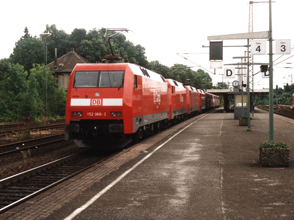 152 068-3 mit Lokzug bestehende aus BR 140/152/145 auf Bahnhof Warburg am 14-7-2001. Bild und scan: Date Jan de Vries.
