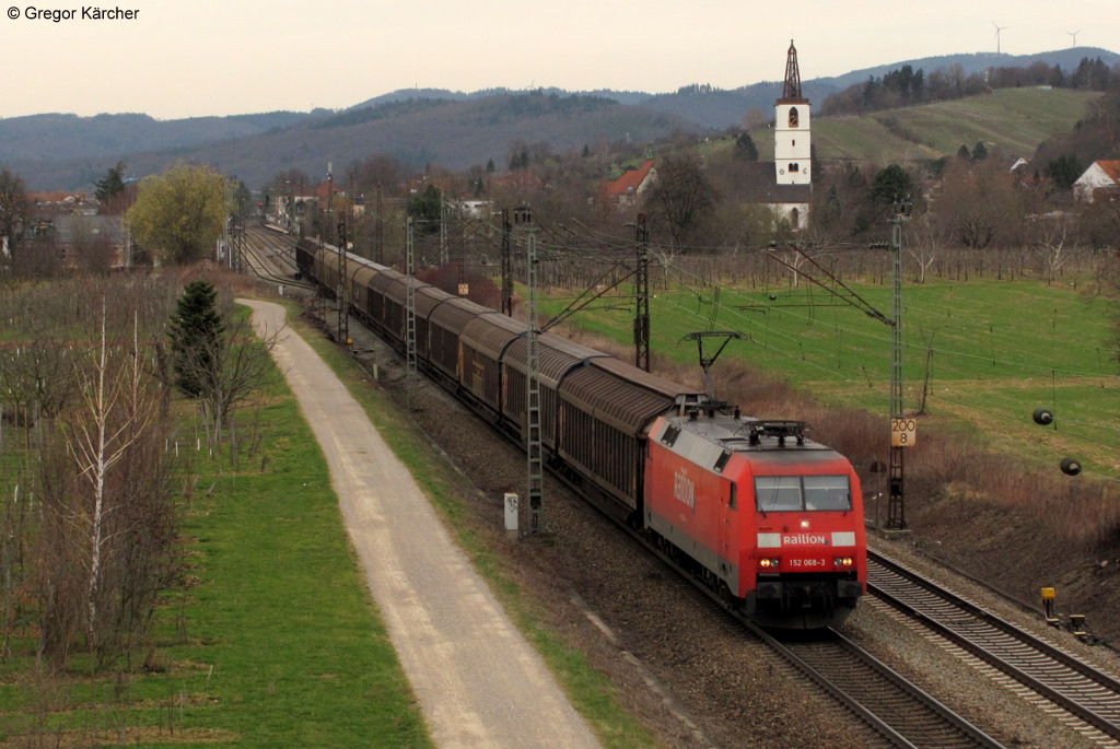 152 068-3 mit Schiebewandwagen bei Denzlingen. Aufgenommen am 17.03.2012.