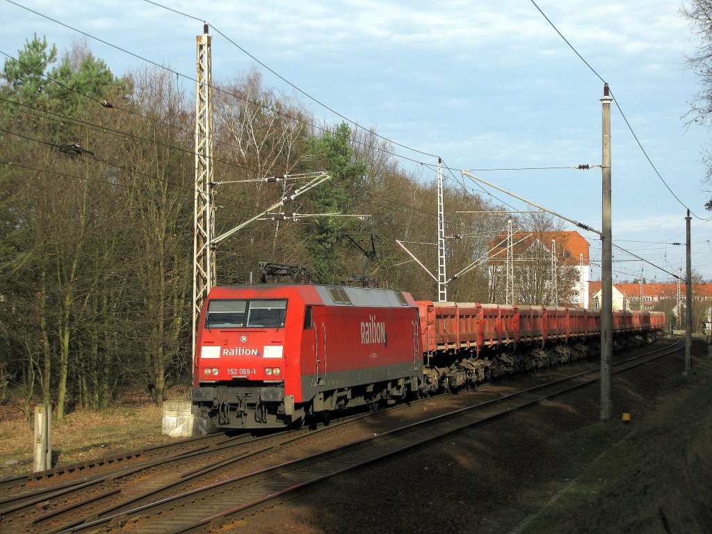 152 069-1 kam mit ihrem Sandzug um 12:55 durch Bestensee am 19.11.
Leistung: CS 60665 BGA - LF  N