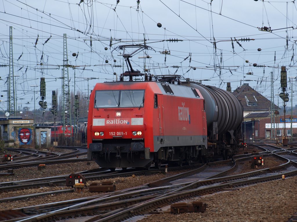 152 069-1 zieht einem Kesselzug am 11.01.2010 aus Aachen West Richtung Kln. 