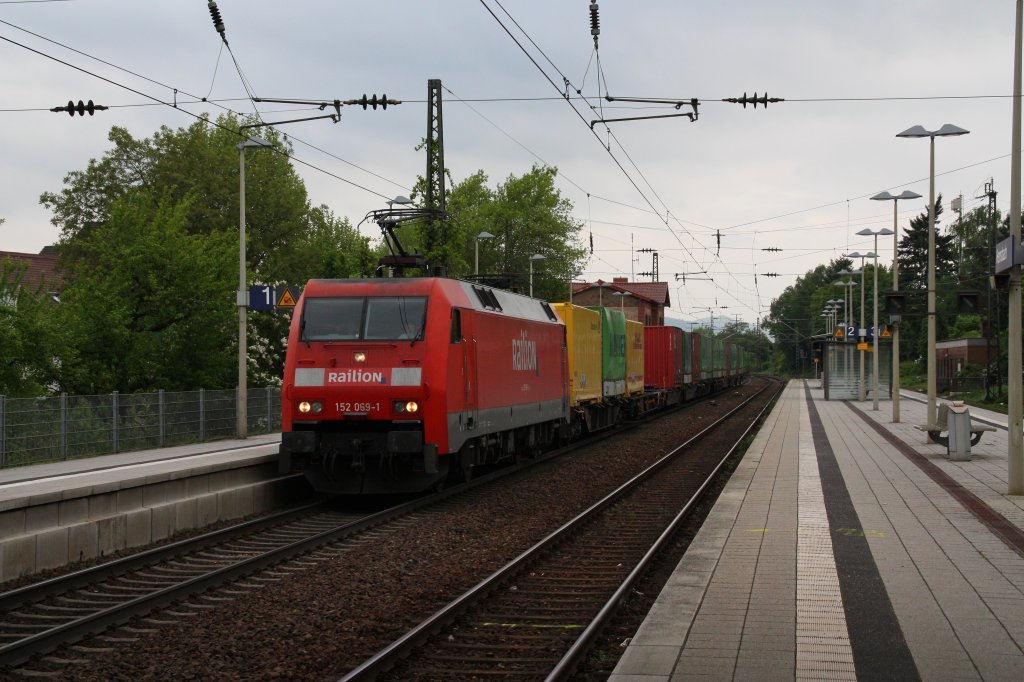 152 069 mit Gz in Richtung Frankfurt(Main).Am 12.05.10 in Hemsbach.