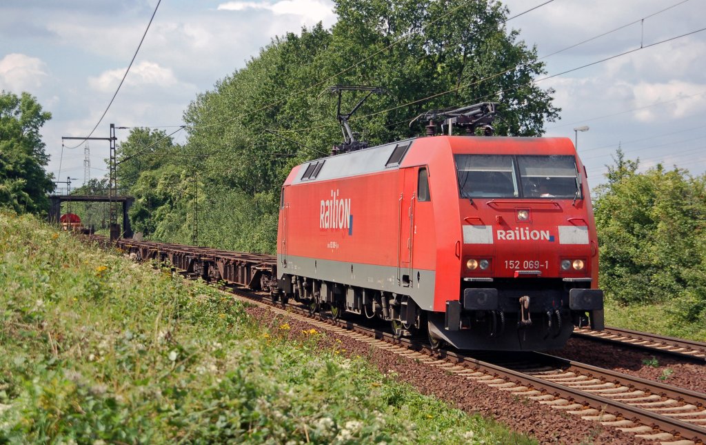 152 069 zieht am 14.08.10 einen gemischten Gterzug durch Ahlten Richtung Lehrte.