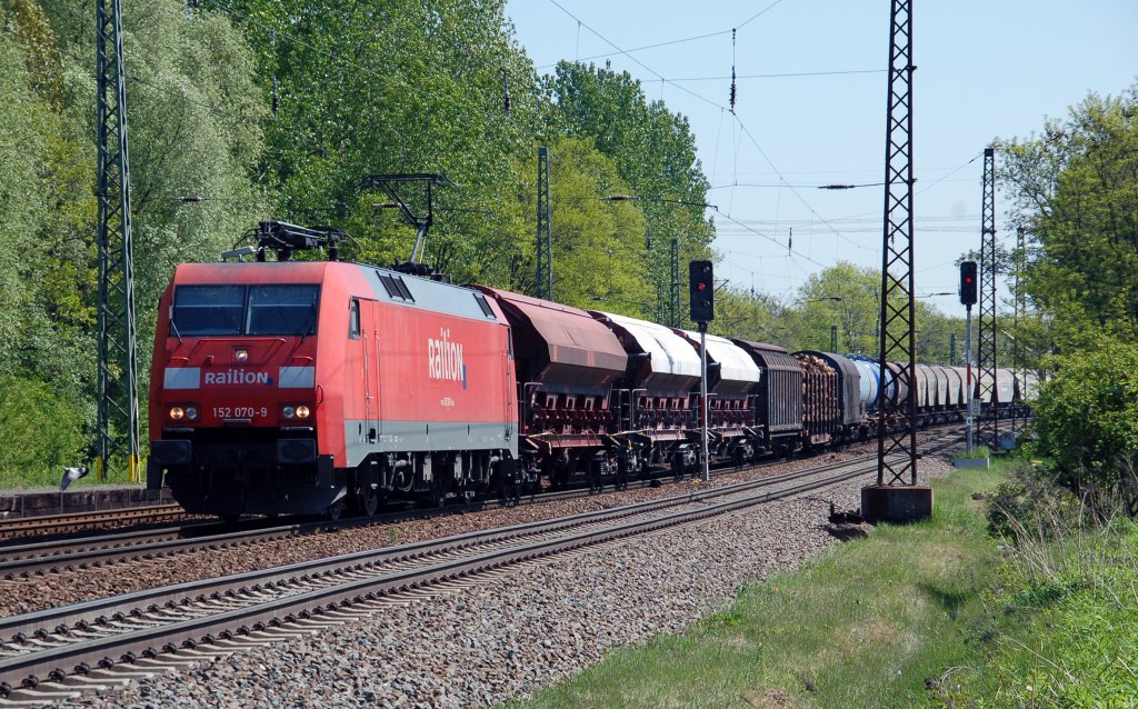 152 070 zog am 06.05.11 einen gemischten Gterzug aus dem Rbf Engelsdorf kommend durch Leipzig-Thekla Richtung Mockau.