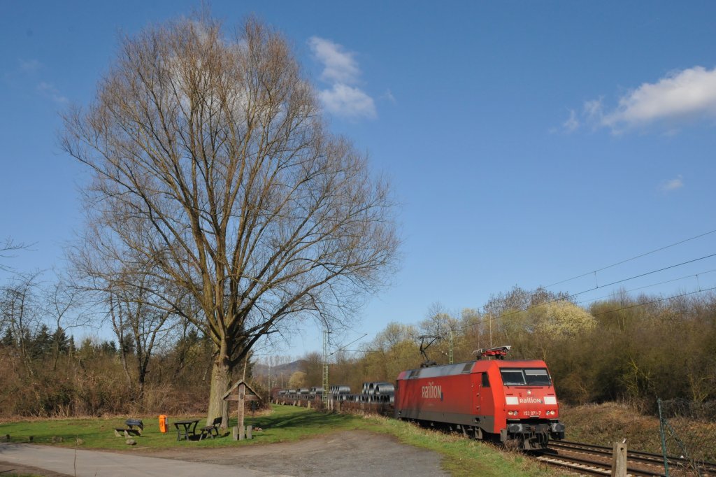 152 071-7 zieht einen gemischten Gterzug die Steigung bei Unkel hoch. Aufgenommen am 19/03/2011.