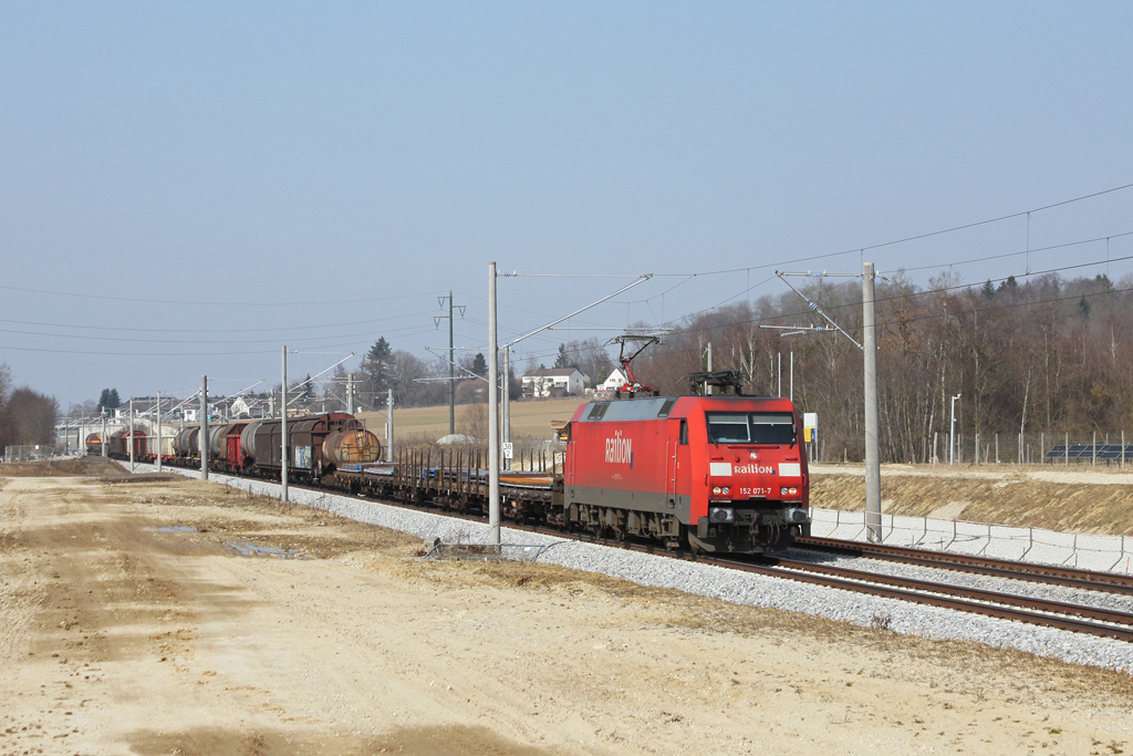 152 071 mit einem gemischten Gterzug am 09.03.2011 bei Hrbach.