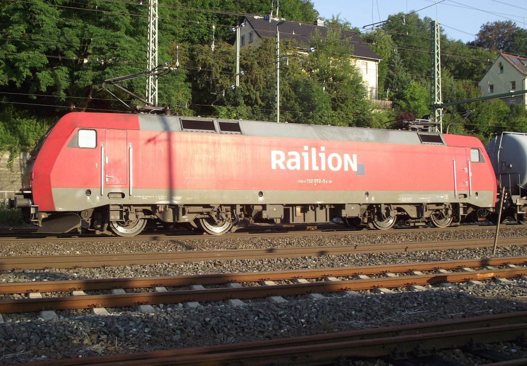 152 072-5 sonnt sich am Morgen des 27. Julis 2011 mit einem Kesselwagenzug im sdlichen Gleisvorfeld von Kronach.
