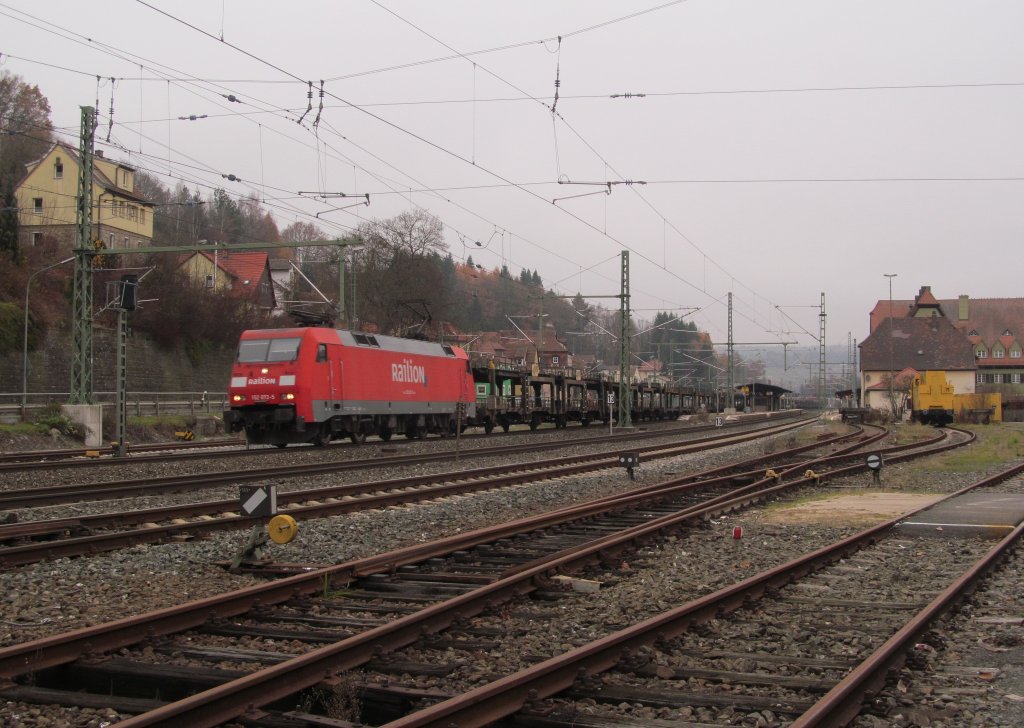 152 072 zieht am 17. November 2012 einen ARS-Altmann Autozug durch Kronach.