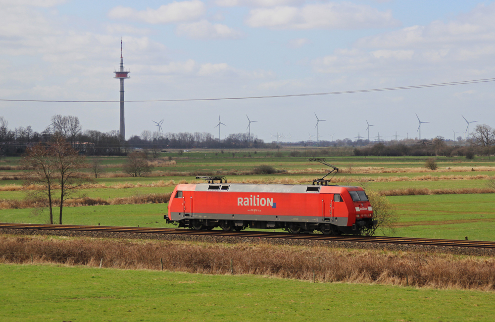 152 073-3 fuhr am 20.04.2013 als Lokzug von Emden nach Drpen, hier bei Veenhusen.