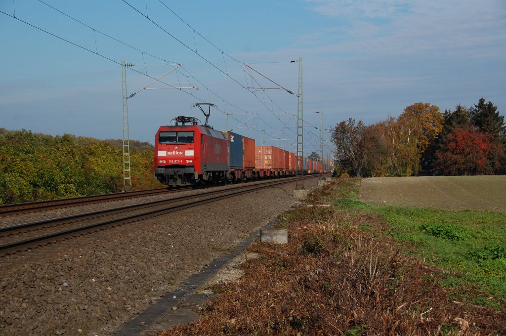 152 073-3 mit Containerzug, hier zwischen Mersch ( Westf ) und Bockum - Hvel, 28.10.2011.