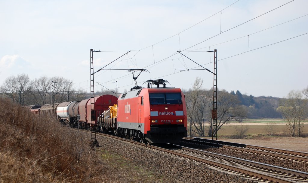 152 073-3 mit einem gemischten Gterzug am 24.03.2012 bei Einbeck-Salzderhelden