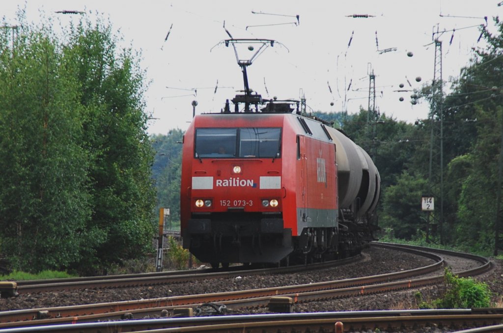 152 073-3 nhert sich am 18.07.2009 aus westlicher Richtung dem Brackweder Bahnhof. Im Schlepp einen Gterzug bestehend aus kanpp 30 Kesselwagen. 