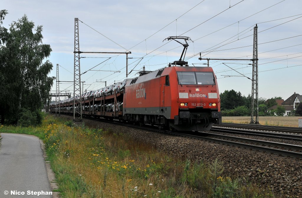 152 073-3 war mit einer Ladung Nobelkarossen zu den Hndlern unterwegs (06.08.10 Dedensen-Gmmer)