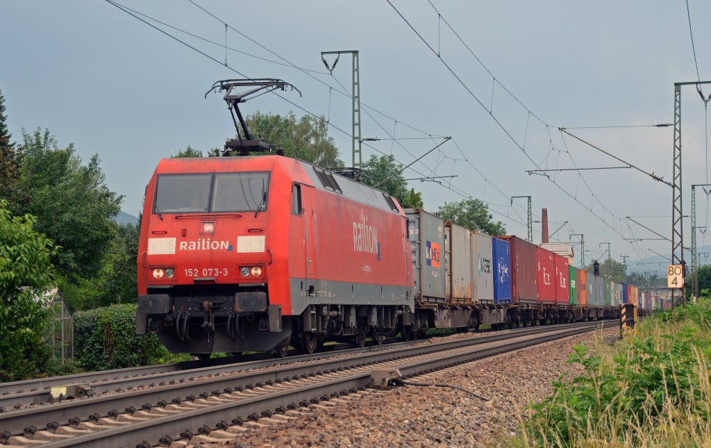 152 073 schleppte am 05.07.12 einen Containerzug durch Freilassing Richtung Rosenheim.