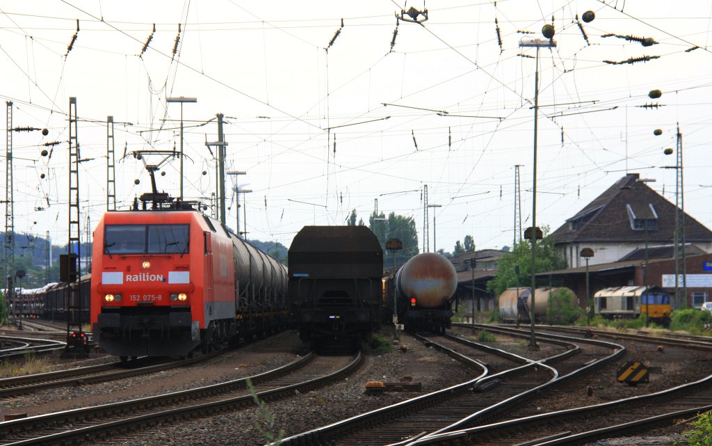 152 075-8 von Railion fhrt mit einem Kesselzug aus Antwerpen-BASF(B) nach Ludwigshafen-BASF bei der Ausfahrt in Aachen-West und fhrt in Richtung Kln bei Sonnenschein am 28.6.2012.