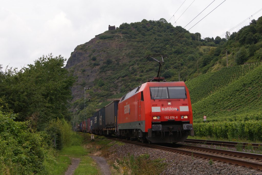 152 076-6 mit einem Containerzug in Leutesdorf am 02.07.2011