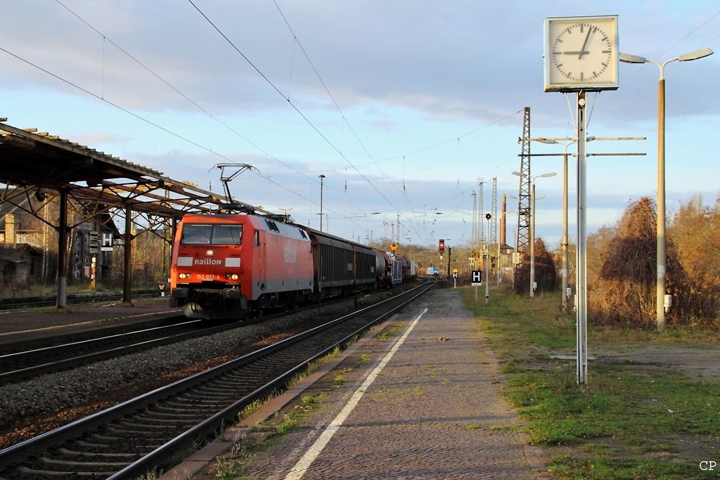 152 077-4 durchfhrt am 28.11.2009 mit einem gemischten Gterzug Leipzig-Leutzsch.