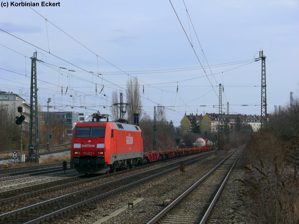 152 077-4 mit einem halbleeren Containerzug am Heimeranplatz, 20.03.2010