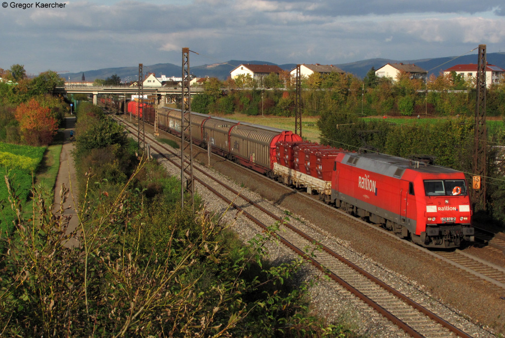 152 078-2 am 13.10.2011 mit einem gemischten Gterzug bei Oftersheim.