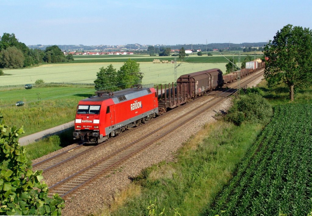 152 079 mit einem Gterzug am 07.06.2007 bei Osterhofen.