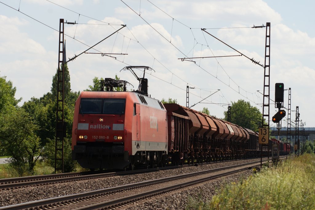 152 080-8 mit einem gemischten Gterzug in Thngersheim am 31.07.2010