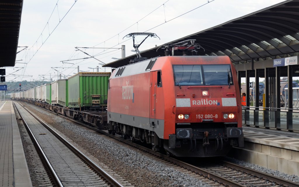 152 080 fuhr am 07.08.12 mit einem Hangartner aus Richtung Leipzig kommend ber das Gegengleis durch Bitterfeld in Richtung Dessau. 