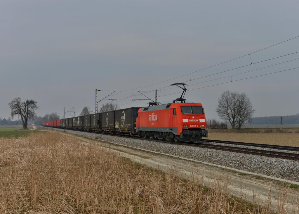 152 080 mit einem Containerzug am 28.03.2013 bei Langenisarhofen.