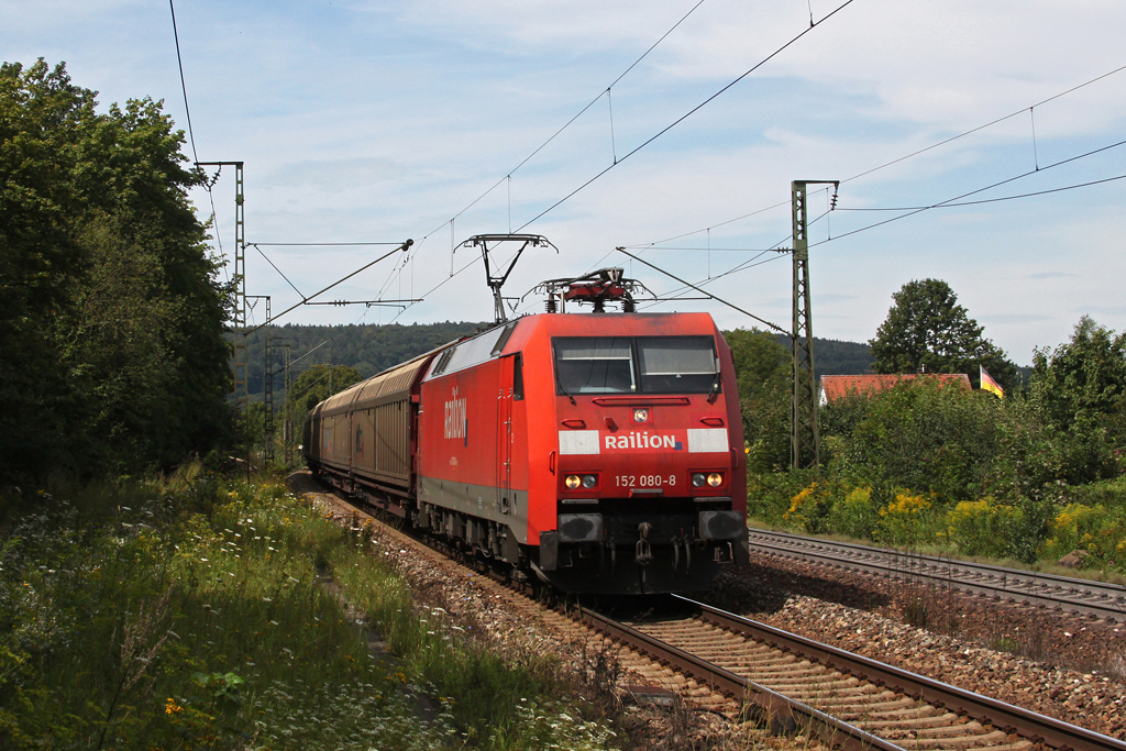 152 080 mit einem Gterzug am 11.08.2011 in Regensburg-Prfening.