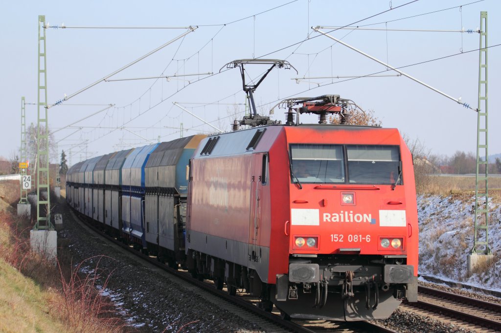 152 081-6 DB Schenker Rail bei Staffelstein am 11.02.2013.