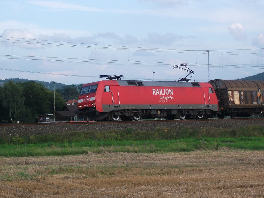152 082 ist mit einem gemischten Gterzug am 22.8.10 bei Halach(b. Kronach) unterwegs.