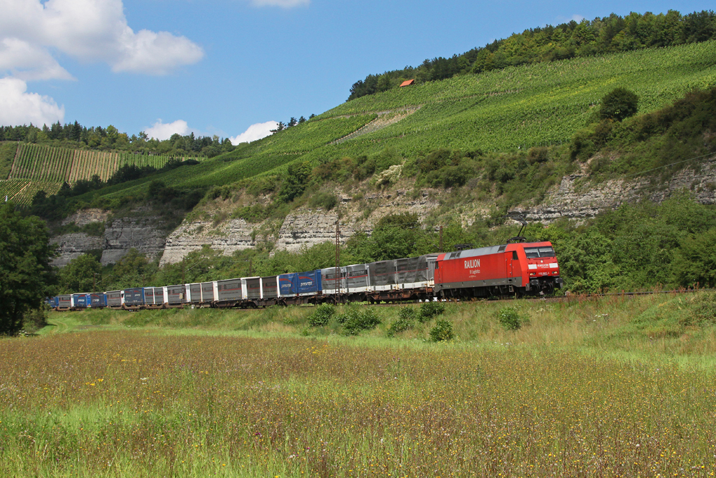 152 082 mit einem KLV Zug am 02.08.2011 bei Himmelstadt.