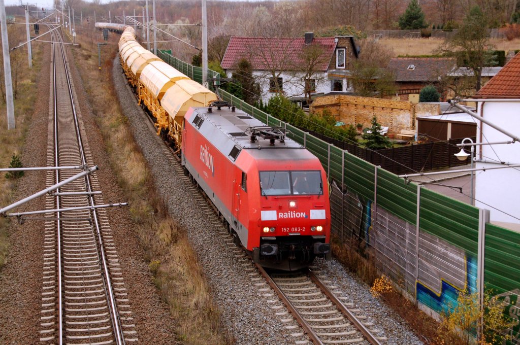 152 083 zieht am 22.11.09 einen Harnstoffzug aus Richtung Halle(S) kommend durch Holzweissig Richtung Bitterfeld.