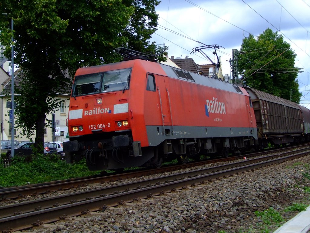 152 084-0 mit Gterzug am 19.08.2010 in Knigswinter vor dem Bahnbergang Drachenfelsstrae.