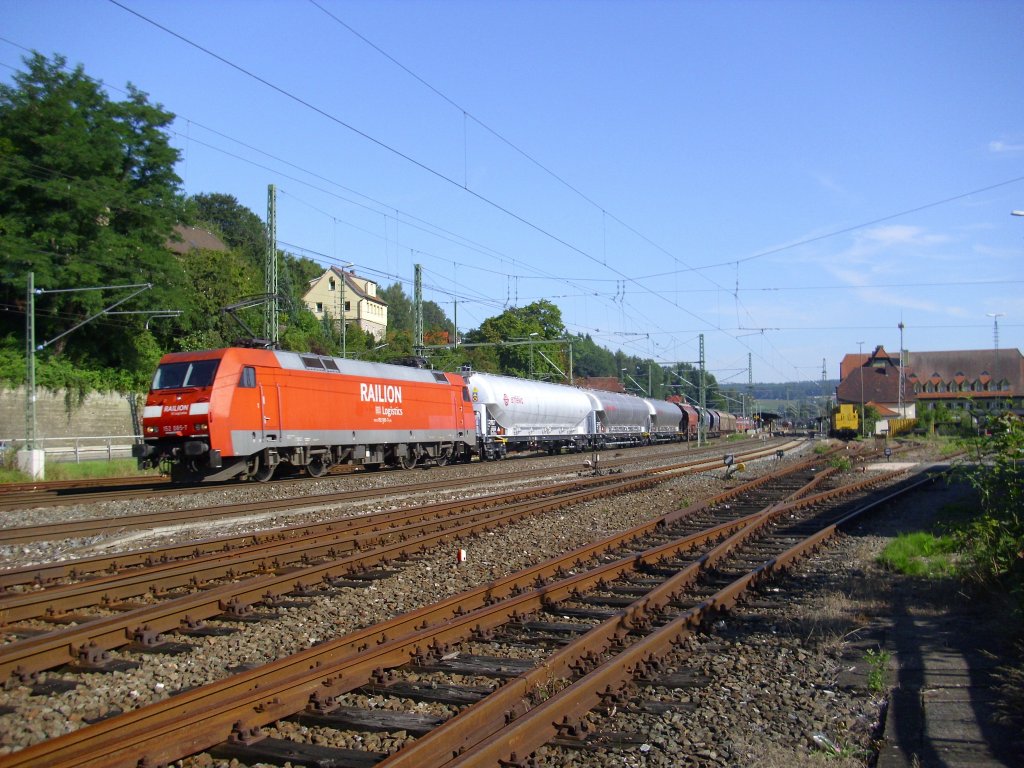 152 085-7 durchfhrt am 21. August 2010 mit einem gemischten Gterzug Kronach ber Gleis 3.