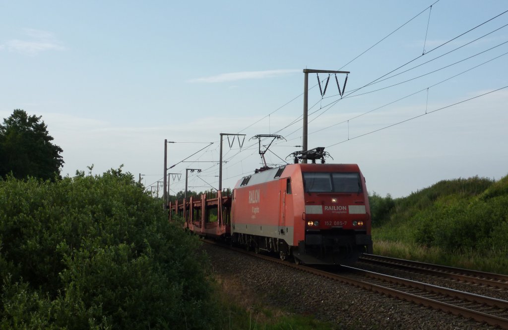 152 085-7 fuhr am 28.06.2012 mit einem Gterzug von Emden nach Osnabrck, hier bei Veenhusen.